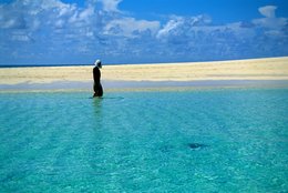 Blue;-Comoros-Archipelago;-France;-Headscarf;-Indian-Ocean;-Islet;-Kaleidos;-Kaleidos-images;-La-parole-à-limage;-Lagoon;-Laurent-Abad;-Mayotte;-Person;-Sandbank;-Saziley;-Sea;-Sky;-Stories-Pictures;-Turquoise